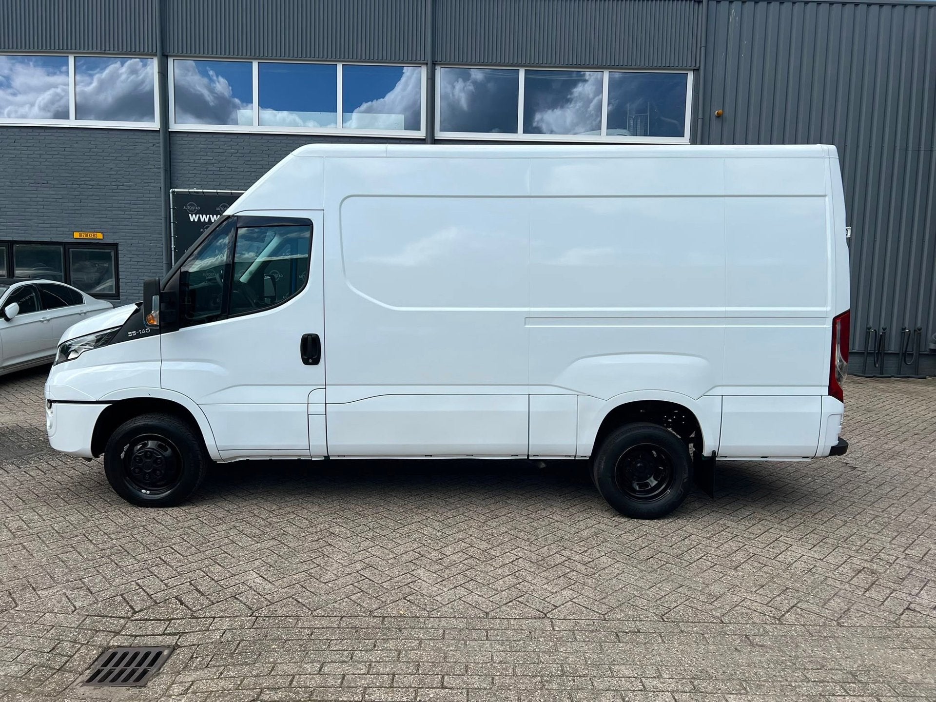 Iveco Daily 35C14V 2.3 352 L2H2 Euro 6 / NAP / APK / Airco /, 13 km/l, Gebruikt, Iveco, Automatische klimaatregeling