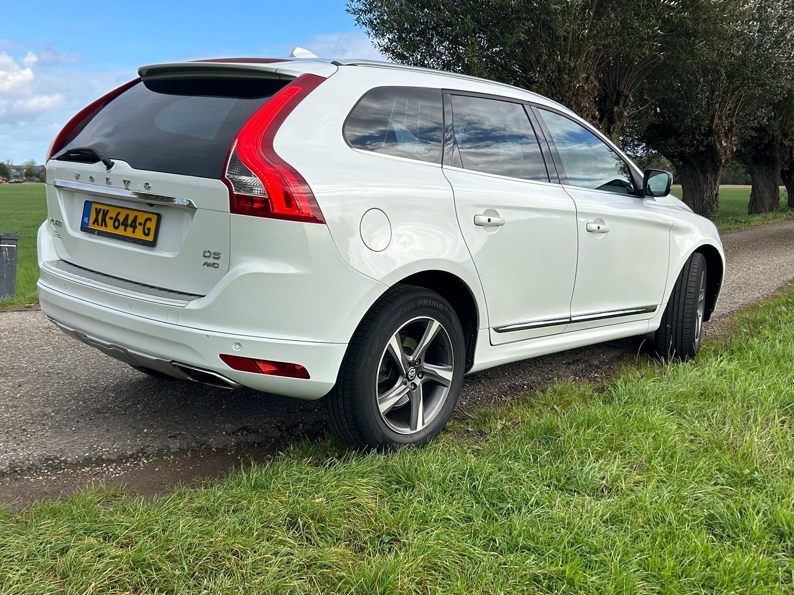 Volvo XC60 2.4 D5 AWD Automaat 2015 wit 323000km panoramadak, Auto's, Automaat, Zwart, 197 €/maand, 2000 kg