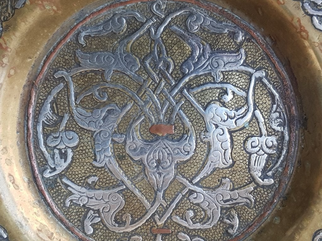 Mooi antiek Oosters bordje van bewerkt koper 12 cm., Antiek en Kunst, Handgemaakt, Overige typen, Ophalen of Verzenden, Meerkleurig
