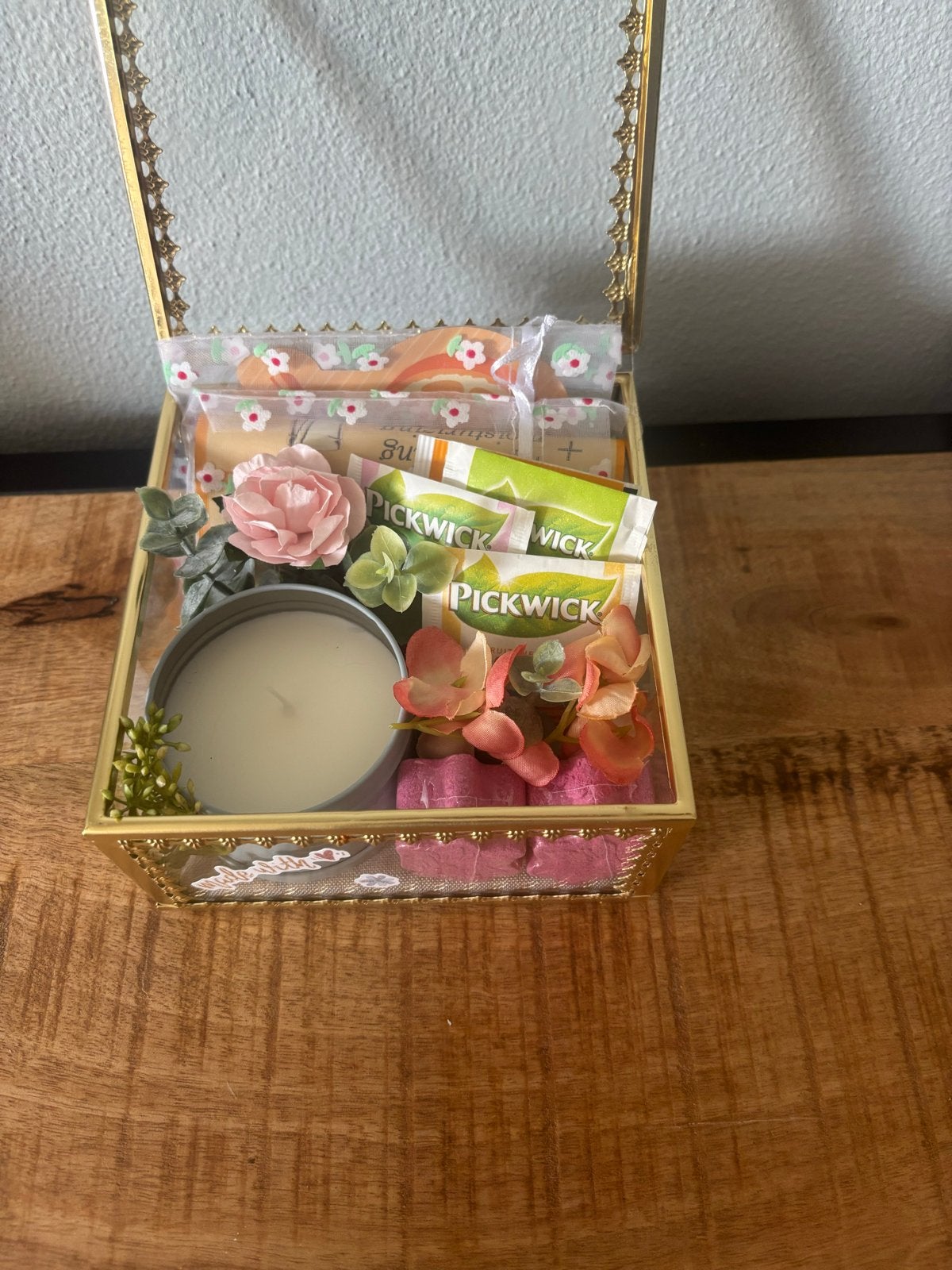 Cadeaubox met kaars, thee en badbruisballen, Nieuw, Ophalen of Verzenden, Glas, Goud