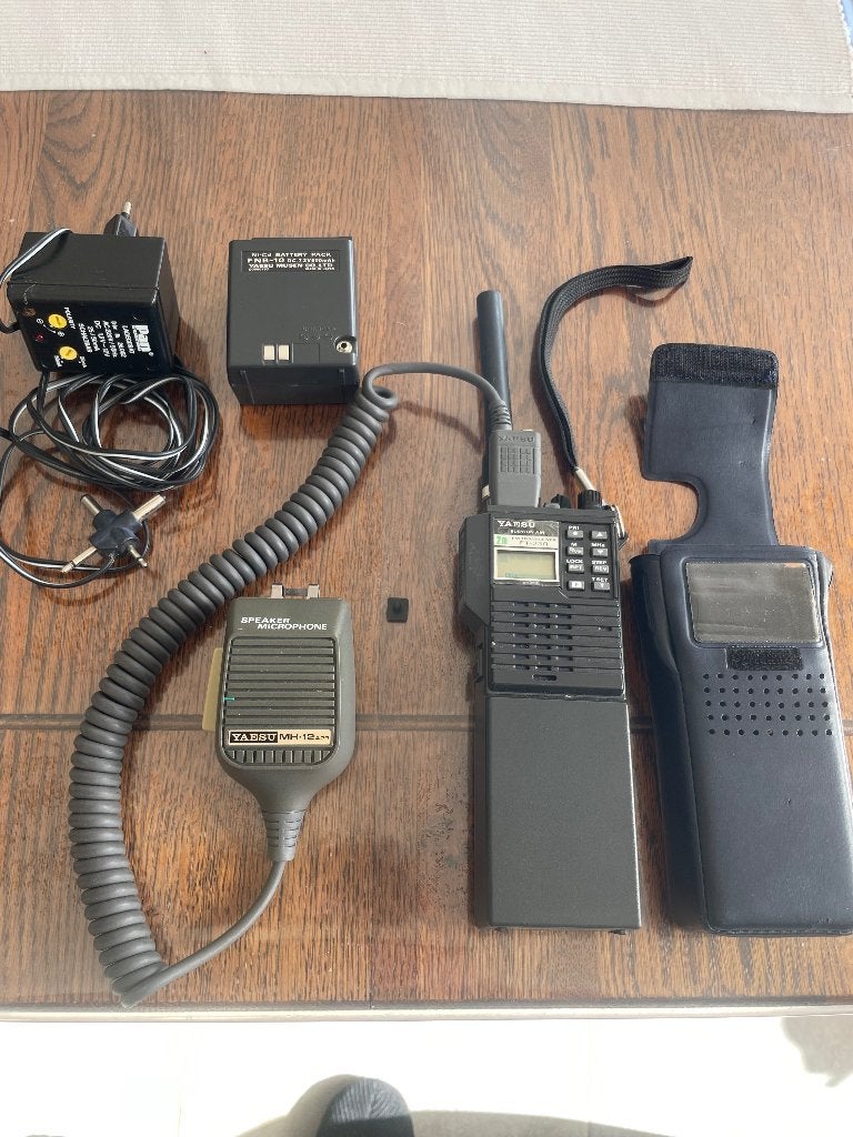 YAESU FT-23R 2mtr. FM TRANSCEIVER met lader en microphone, Ophalen of Verzenden, Gebruikt, Zender en Ontvanger