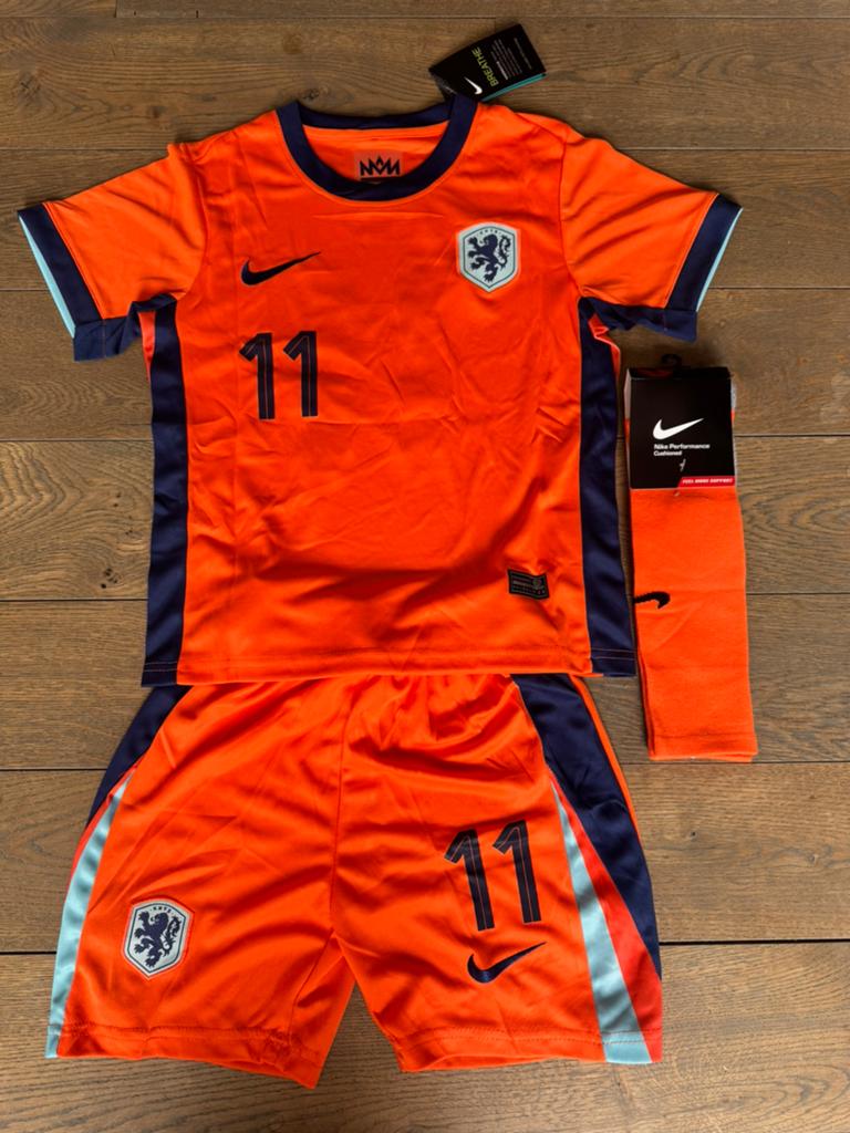 Nederlands elftal tenue Cody Gakpo maat 116-122, Sport en Fitness, Voetbal, Maat XS of kleiner, Ophalen of Verzenden, Nieuw, Set