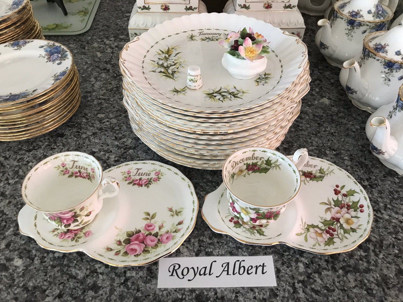 Royal albert FLOWER OF THE MONTH, Ophalen, Zo goed als nieuw, Porselein, Kop en/of schotel