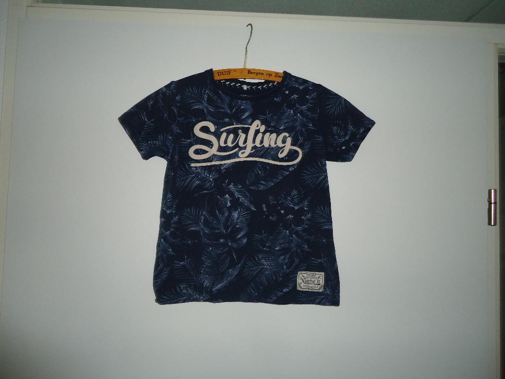 2 t shirts mt 128 en 1 maat 134, Ophalen of Verzenden, Zo goed als nieuw, Jongen, Shirt of Longsleeve