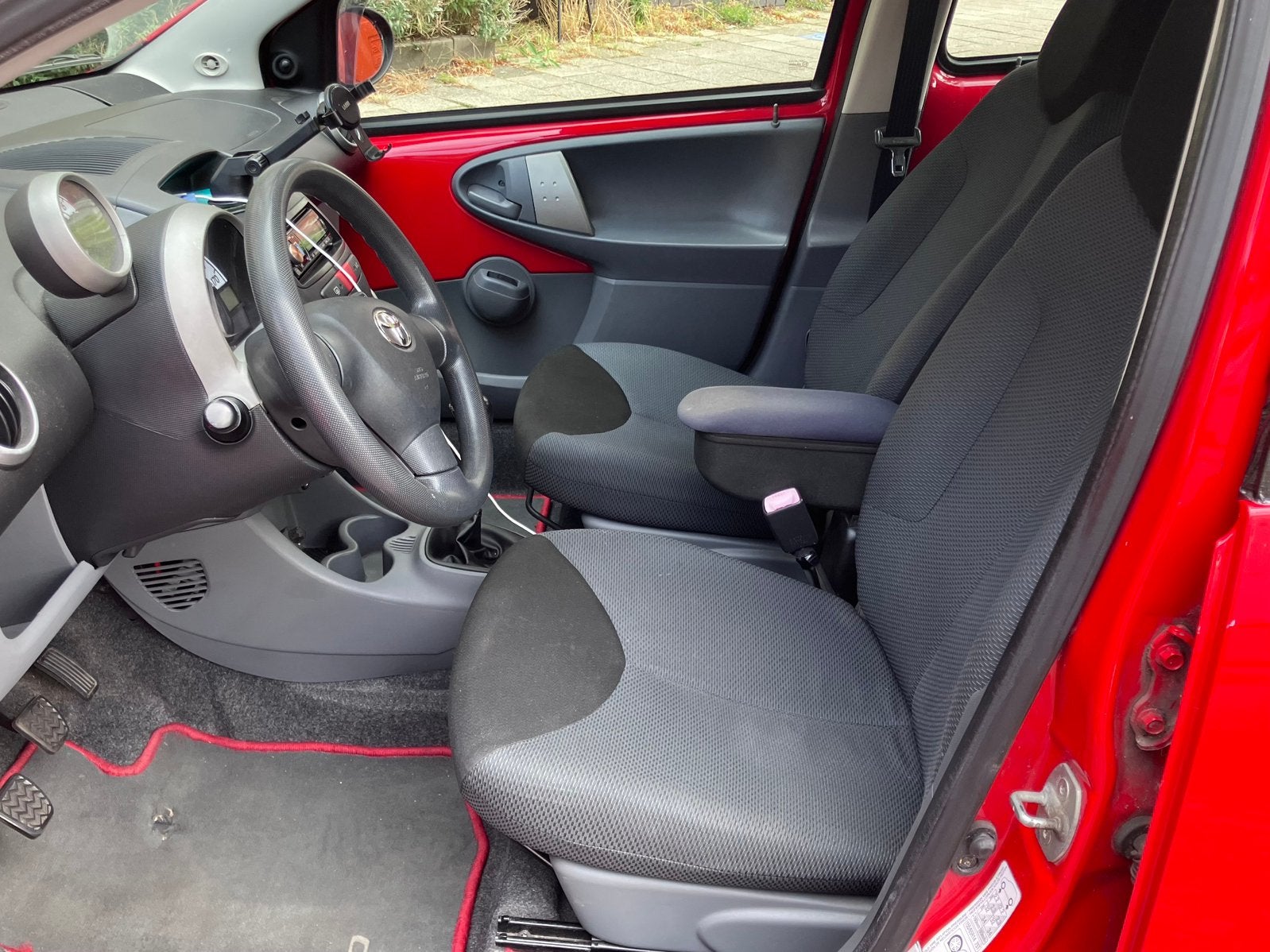 Toyota Aygo 1.0 12V Vvt-i 5DRS 2007 Rood, Voorwielaandrijving, Stof, Zwart, 4 stoelen