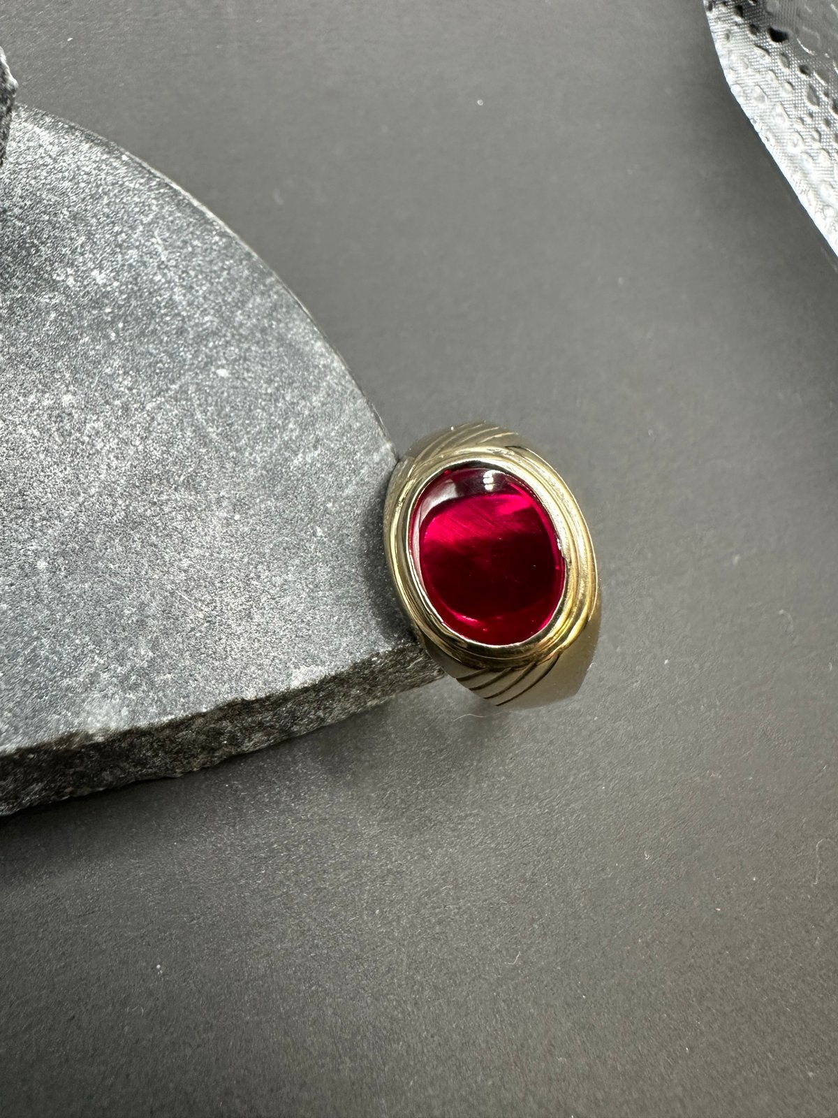 14k Gouden Ring met Rode Steen, Gebruikt, 19 tot 20, Ophalen of Verzenden, Met edelsteen