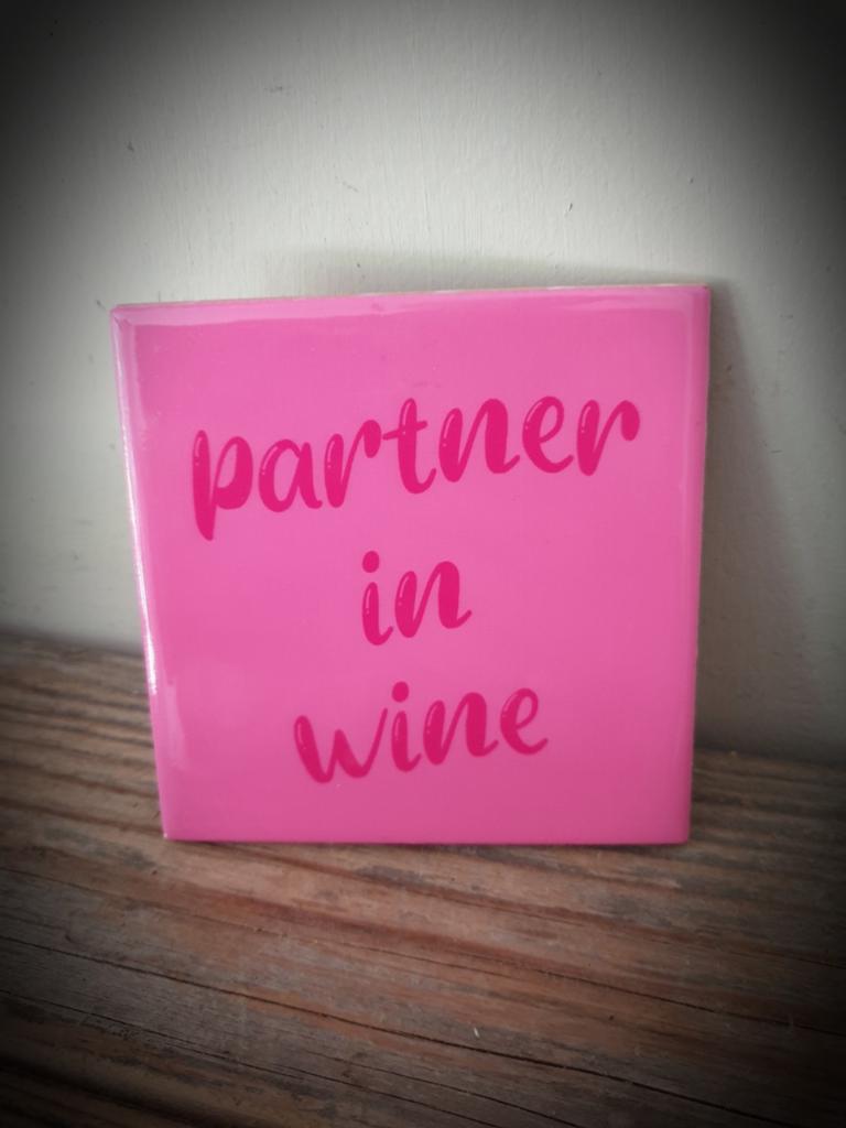 Tekst tegel met spreuk "Partner in wine", Ophalen of Verzenden, Nieuw