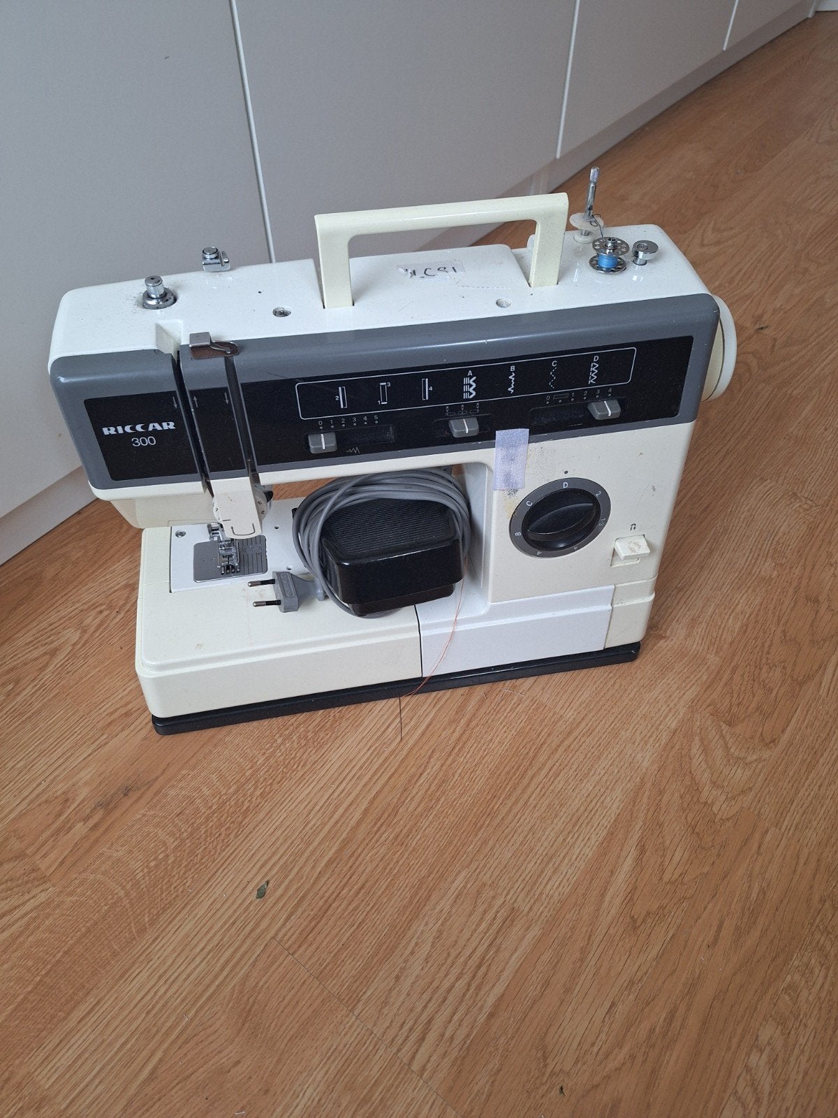 Riccar 300 Naaimachine - Gebruikt maar functioneel, Hobby en Vrije tijd, Naaimachines en Toebehoren, Ophalen of Verzenden, Gebruikt