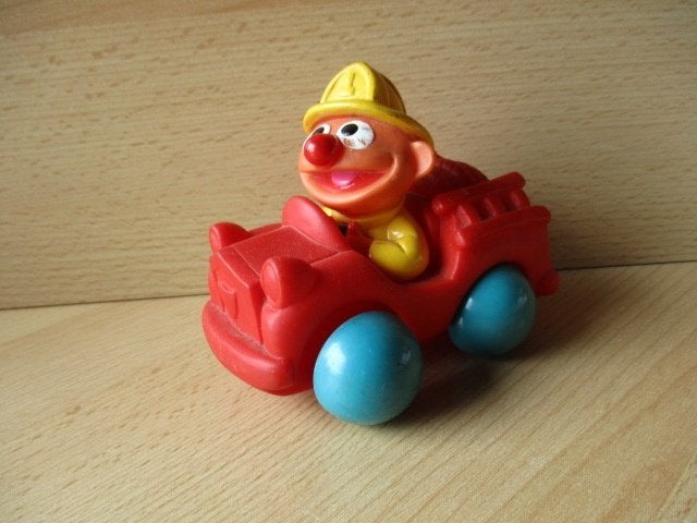 Sesamstraat Ernie kunststof brandweerauto  11cm  Tyco, Verzamelen, Ophalen of Verzenden, Gebruikt
