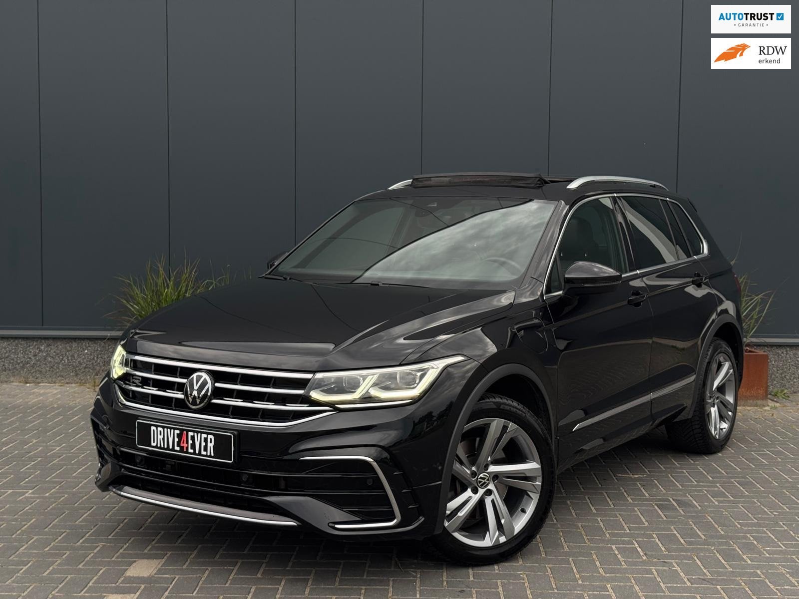Volkswagen Tiguan 1.4 TSI eHybrid 3x R-Line FULL PANO | NAVI, Auto's, Zwart, 4 cilinders, Zwart, Hybride Elektrisch/Benzine
