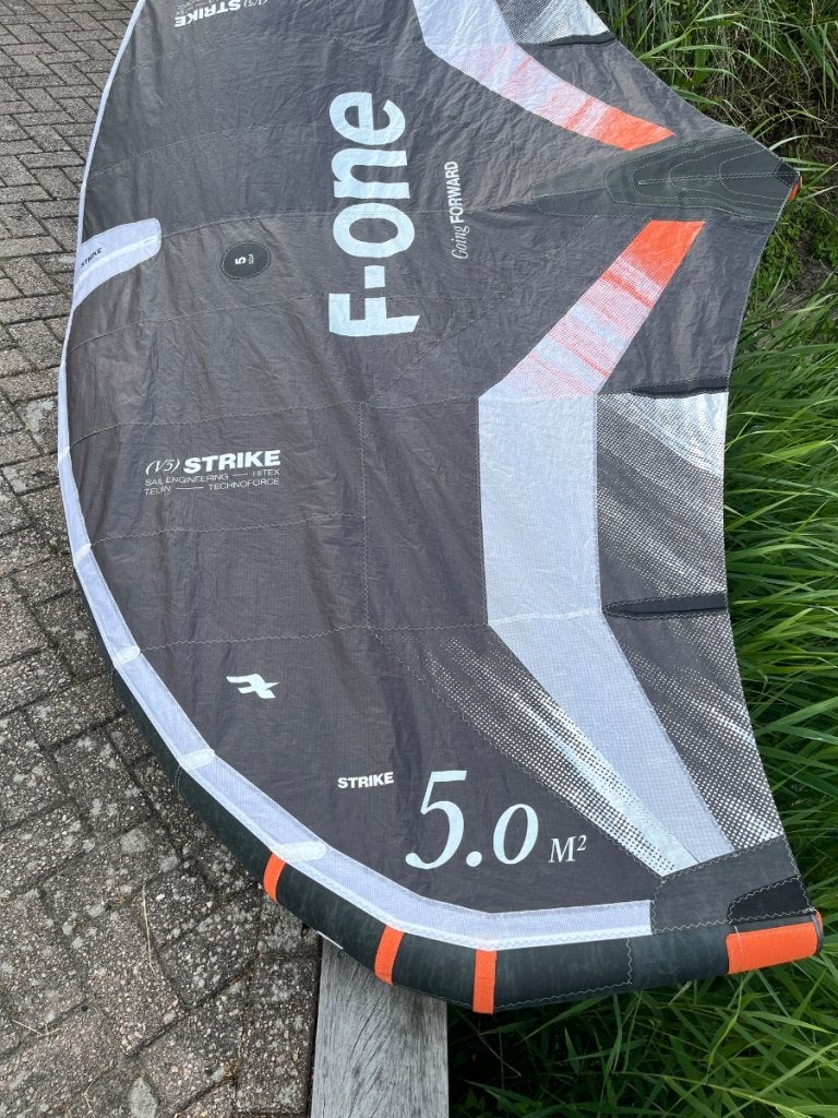 F-ONE Strike V5 5.0 m² 2025 Onyx + Carbon Boom V2 97 cm, Watersport en Boten, Wingsurfen, Niet ingevuld, Niet ingevuld, Niet ingevuld