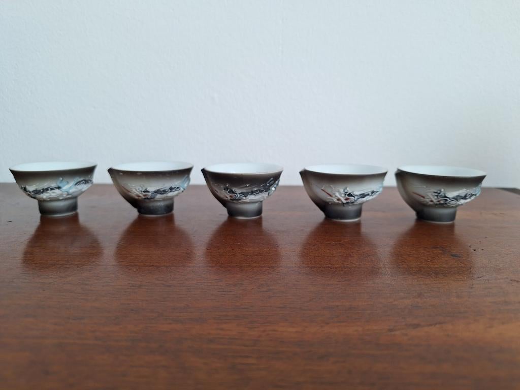 6 saké kommetjes, handbeschilderd met draak in reliëf, Ophalen of Verzenden, Overige stijlen, Kom(men)