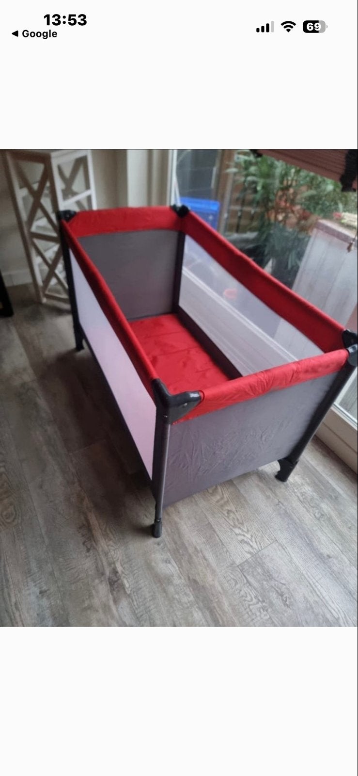 Compact en opvouwbaar campingbedje / reisbedje, rood/zwart, Kinderen en Baby's, Ophalen of Verzenden, Gebruikt, Reisbedje