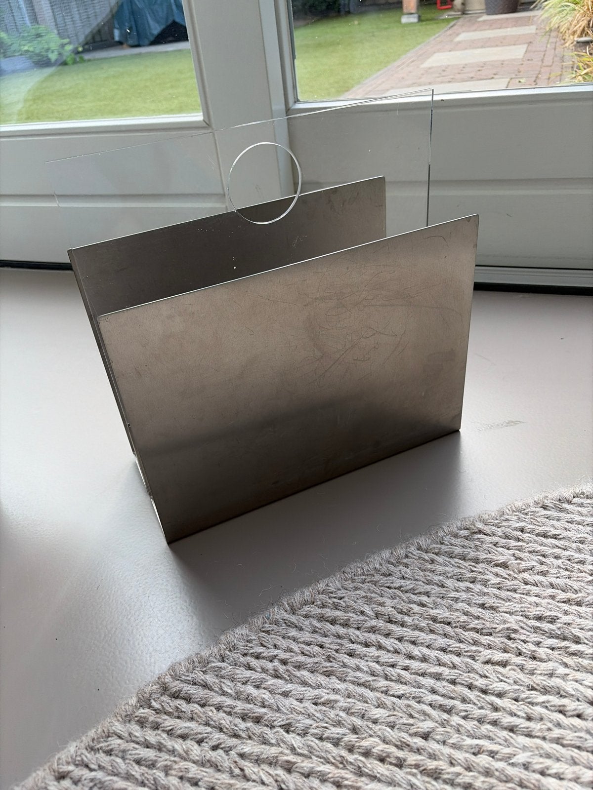 Design Krantenbak/Lectuurbak van Studio van Eldik Follega, Ophalen, Met handvat, Gebruikt, Metaal