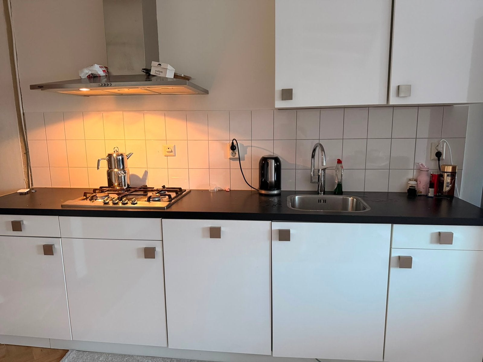 Moderne keuken met kasten, gasfornuis en afzuigkap, Ophalen, Wit, Enkelwandige keuken, Kunststof
