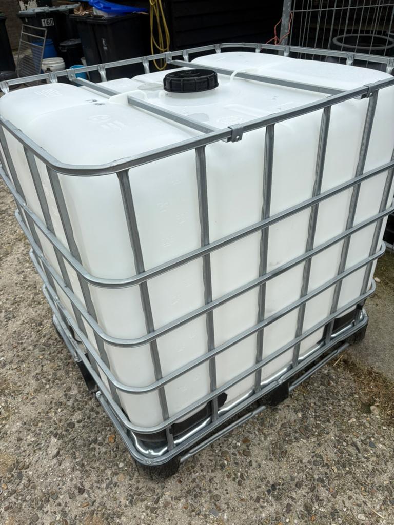 Ibc wateropslag 1000 liter watertank, Tuin en Terras, Regentonnen, 150 liter of meer, Ophalen, Zo goed als nieuw, Met kraantje
