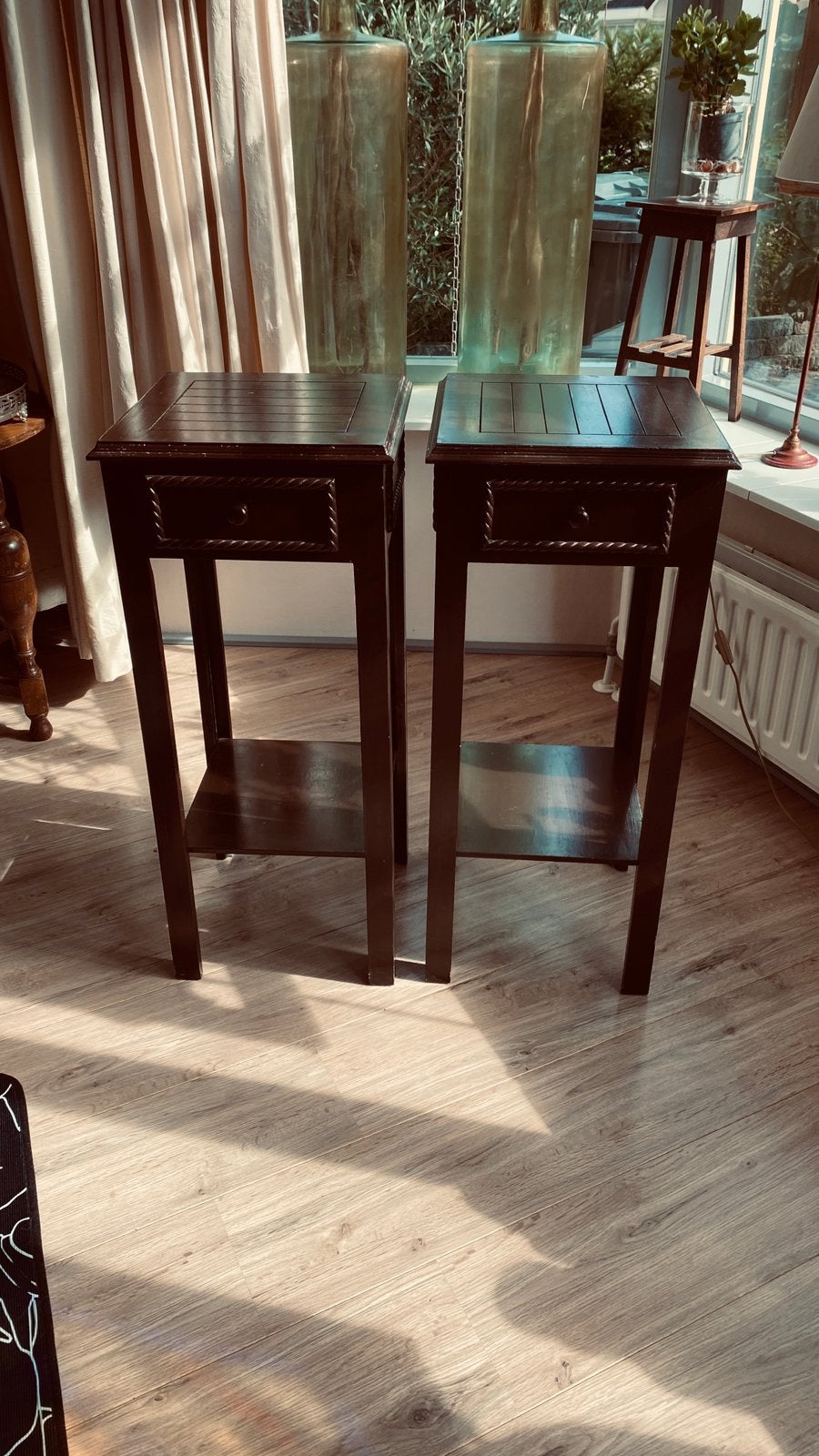 Vintage Donkerbruine Elegante Bijzettafeltjes/Nachtkastjes, Ophalen, Minder dan 55 cm, Gebruikt, Vierkant