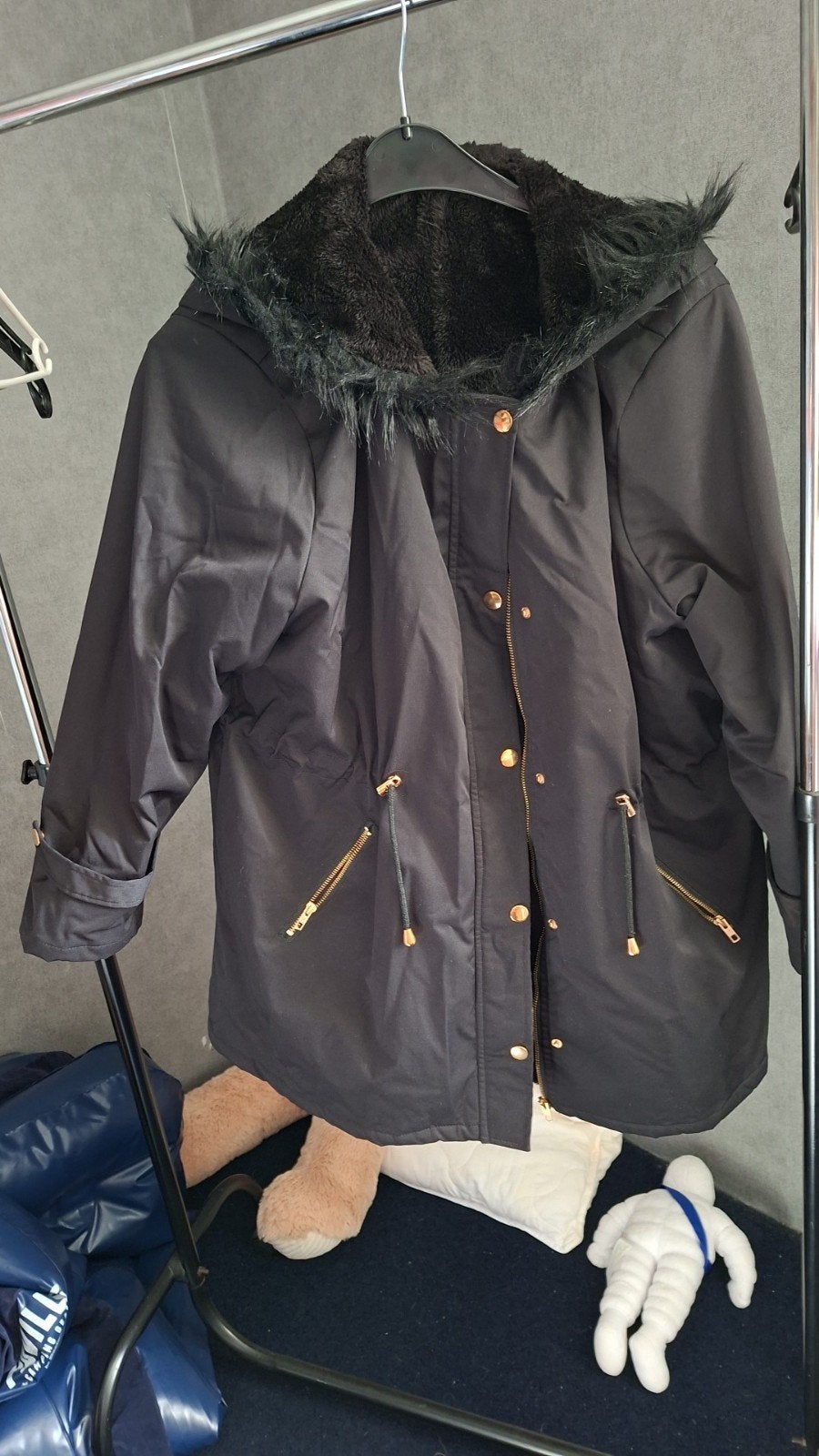 Zwarte winterjas met bontkraag, Ophalen, Zo goed als nieuw, Maat 46/48 (XL) of groter, Zwart