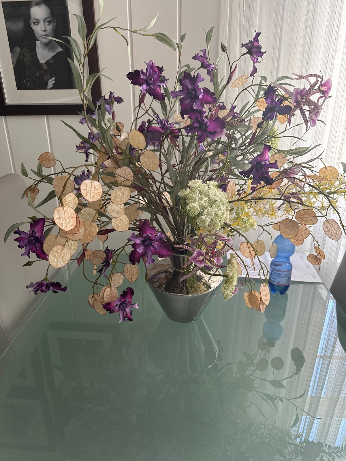 Prachtige kunstbloemen in zilverkleurige vaas, Ophalen, Meerkleurig, Inclusief decoratie, Zo goed als nieuw