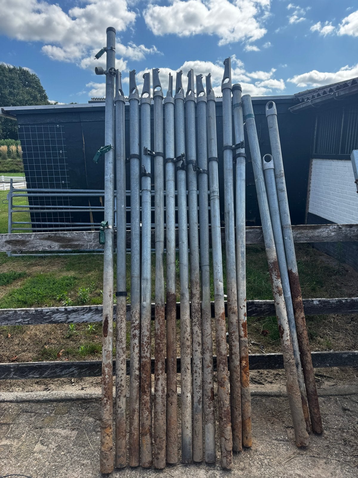 Ruim 35 meter hekwerk - Diverse palen, Tuin en Terras, Tuinhekken en Hekwerk, Ophalen, Gebruikt, IJzer, Overige typen