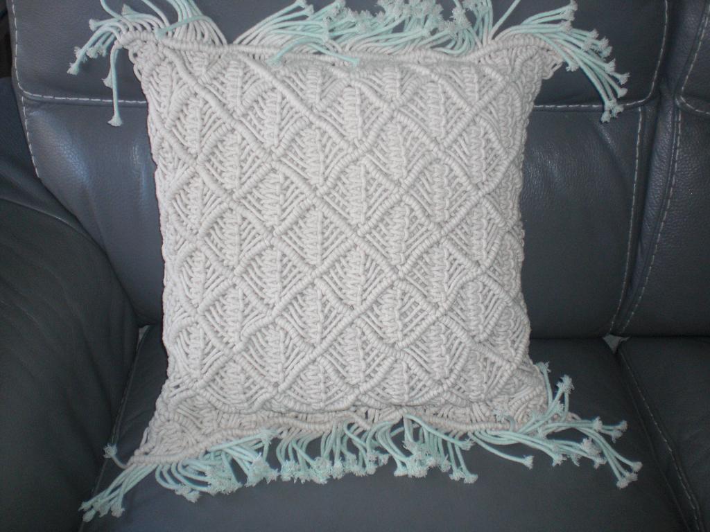 macrame kussen 50 x 50  By BOO ,  boho style, Huis en Inrichting, Woonaccessoires | Kussens, Ophalen of Verzenden, Zo goed als nieuw