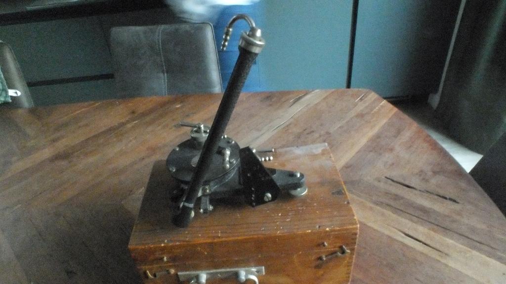 mooie antieke schuinebuis drukmeter, Ophalen