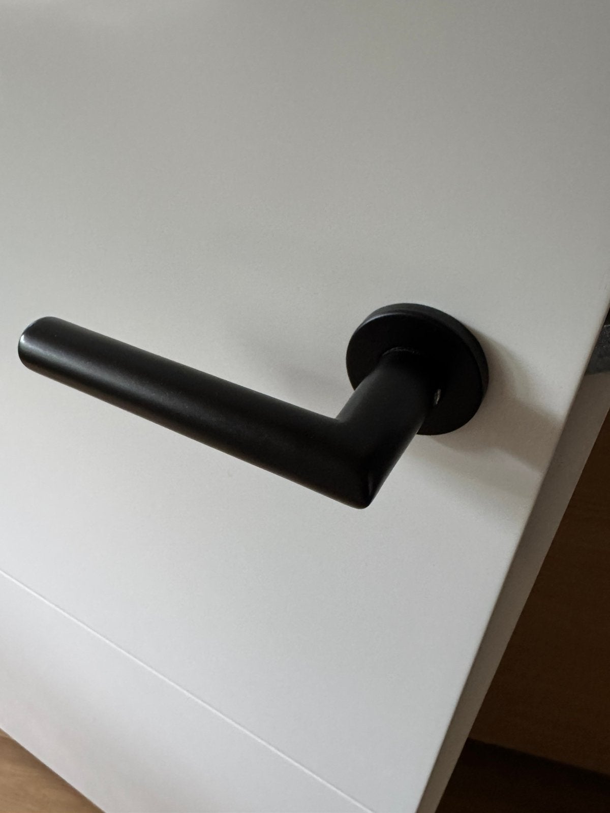 3x Intersteel  deurklink Broome op ronde rozet mat zwart, Ophalen of Verzenden, Zo goed als nieuw, Overige materialen, Klink of Kruk
