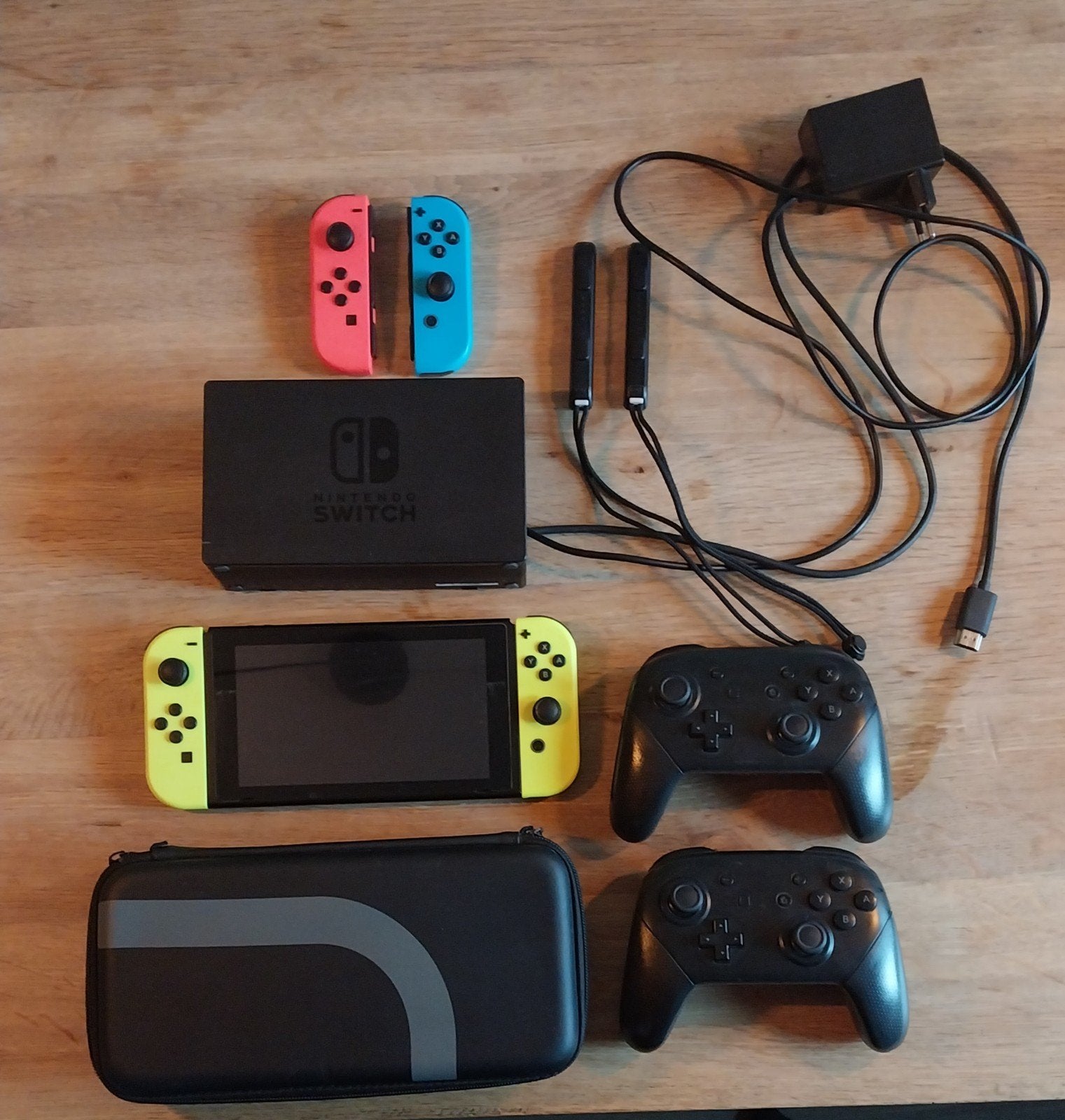 Nintendo Switch, Spelcomputers en Games, Ophalen of Verzenden, Zo goed als nieuw, Met 3 controllers of meer, Switch Original