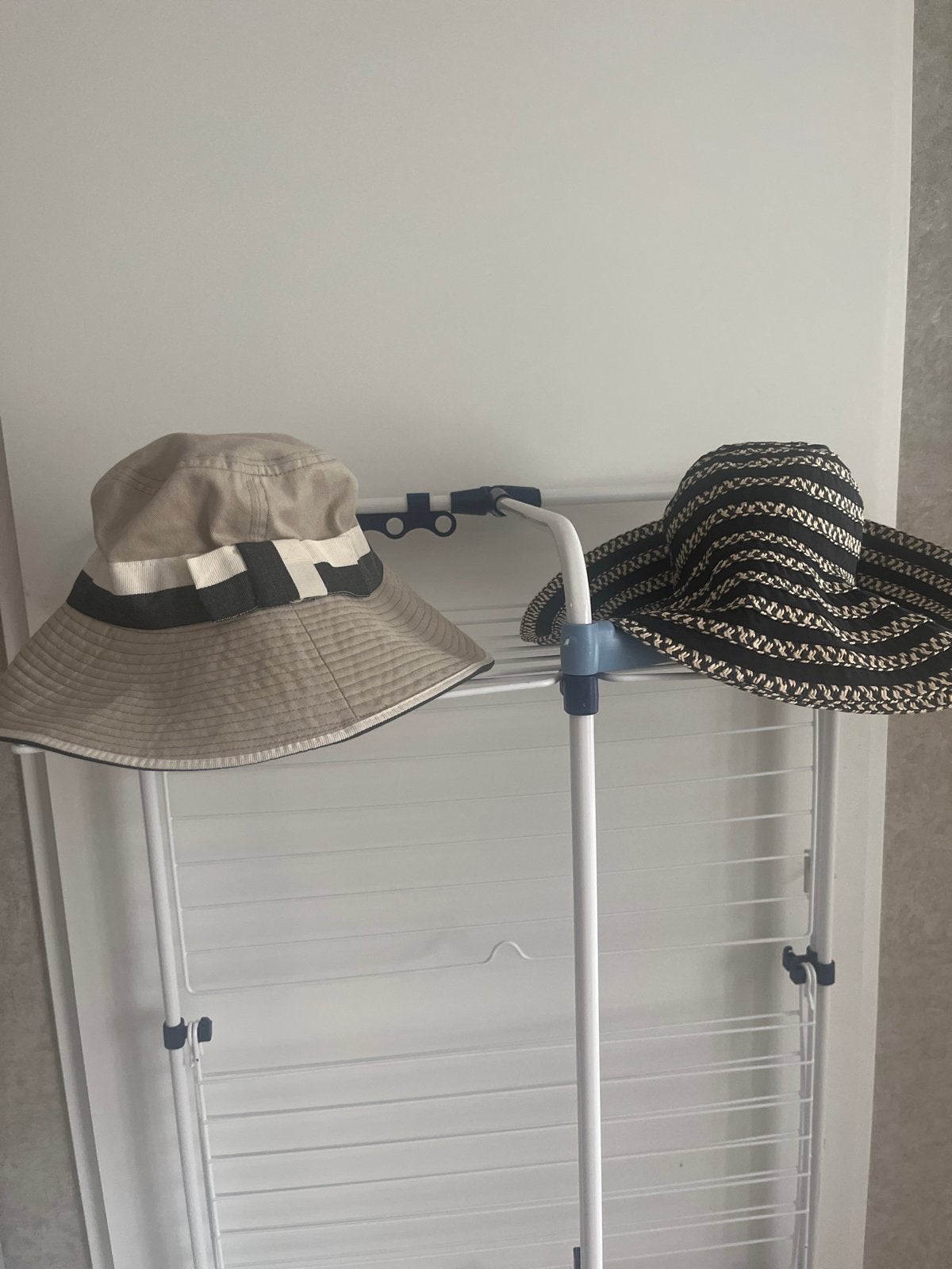 Zomerhoeden: Bijenkorf Accessoires & H&M, Ophalen of Verzenden, Zo goed als nieuw, 55 cm (S, 6⅞ inch) of minder, Hoed