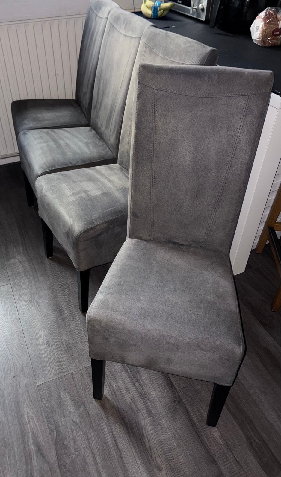 4 nette suede grijze eetkamer stoelen, Ophalen, Zo goed als nieuw, Grijs