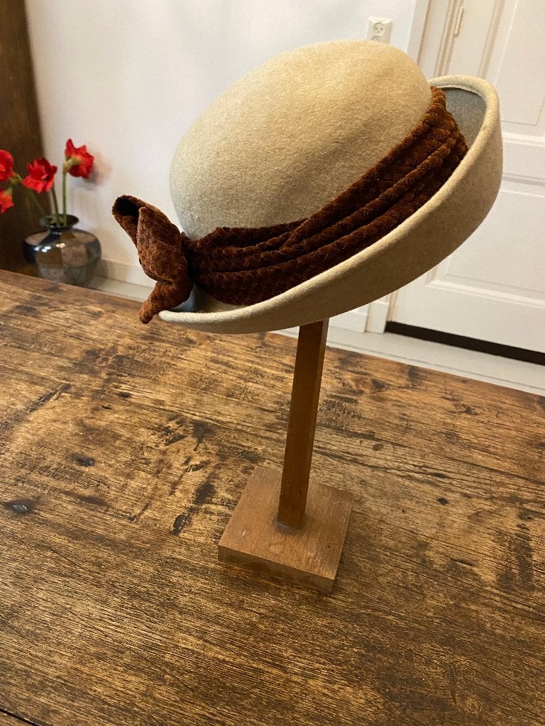 Hoed - zandkleur vilt/wol - bruine strik van stof, Ophalen of Verzenden, Zo goed als nieuw, 56 of 57 cm (M, 7 of 7⅛ inch), Hoed