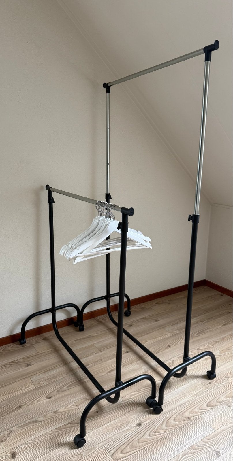 Jysk kledingrek (2x) + 11 witte kleerhangers, Ophalen, Met wielen, Zo goed als nieuw