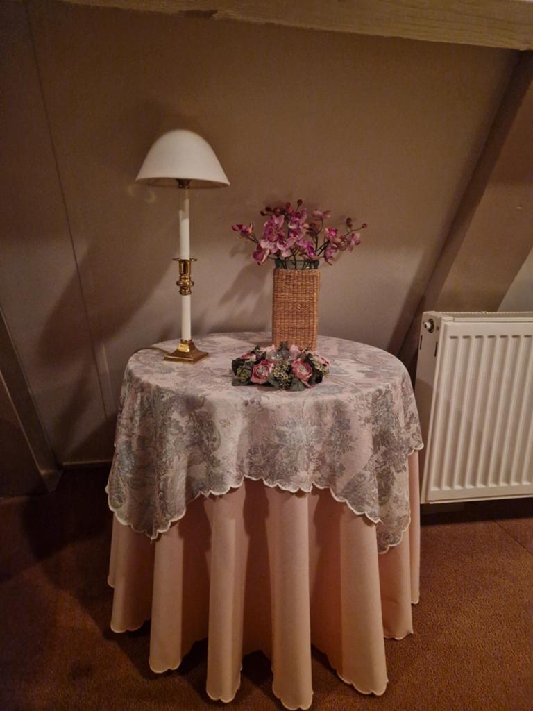 Rond tafeltje met roze kleedjes, lampje en kunstbloemen, Huis en Inrichting, Ophalen, Gebruikt, 50 tot 100 cm, 50 tot 75 cm