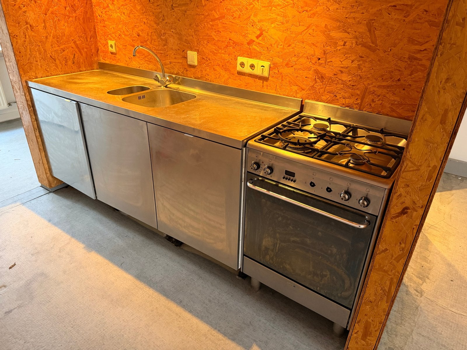 Compacte keuken met Smeg gasfornuis en afzuigkap, Ophalen, Gebruikt, Overige kleuren, Enkelwandige keuken