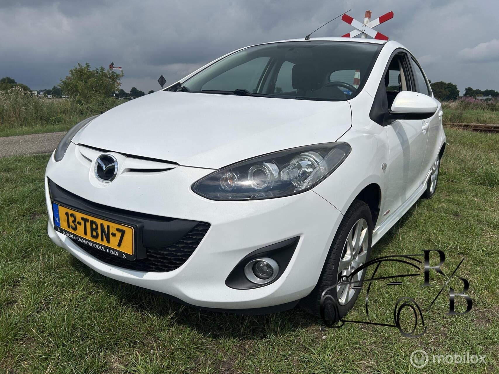 Mazda 2 1.3 BIFUEL GT-M Line AIRCO NIEUWE APK STOELVERW, Auto's, Voorwielaandrijving, Euro 5, Stof, Zwart