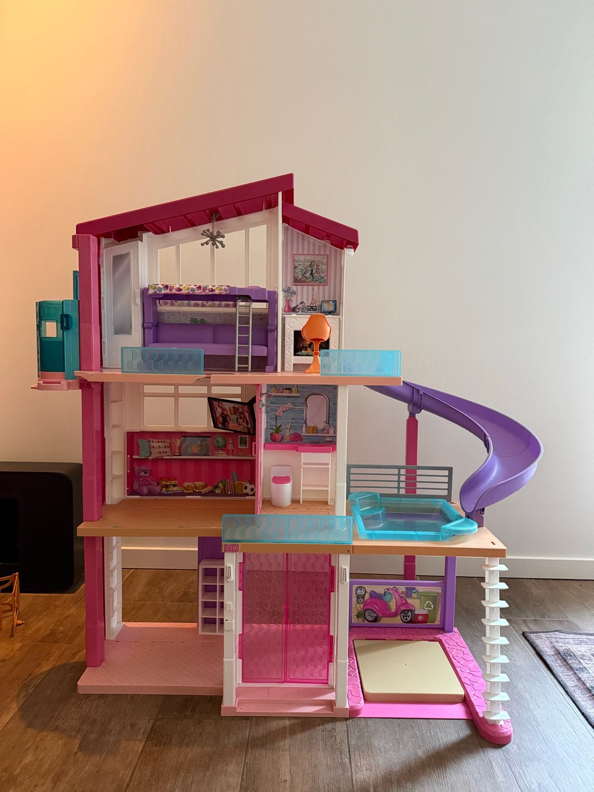 Groot Barbie Droomhuis met aantal accessoires - 90x110 cm, Ophalen, Gebruikt, Poppenhuis