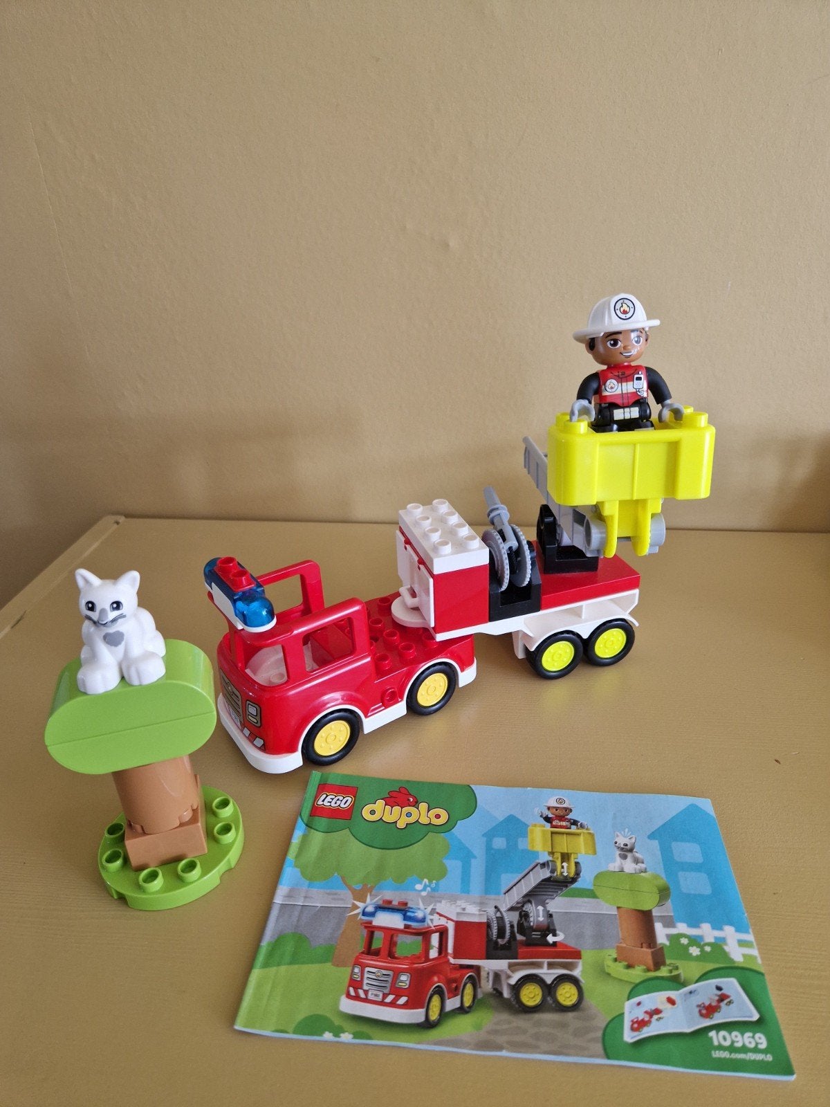 LEGO Duplo Brandweerwagen 10969 met brandweerman en kat, Compleet, City, Ophalen of Verzenden, Zo goed als nieuw