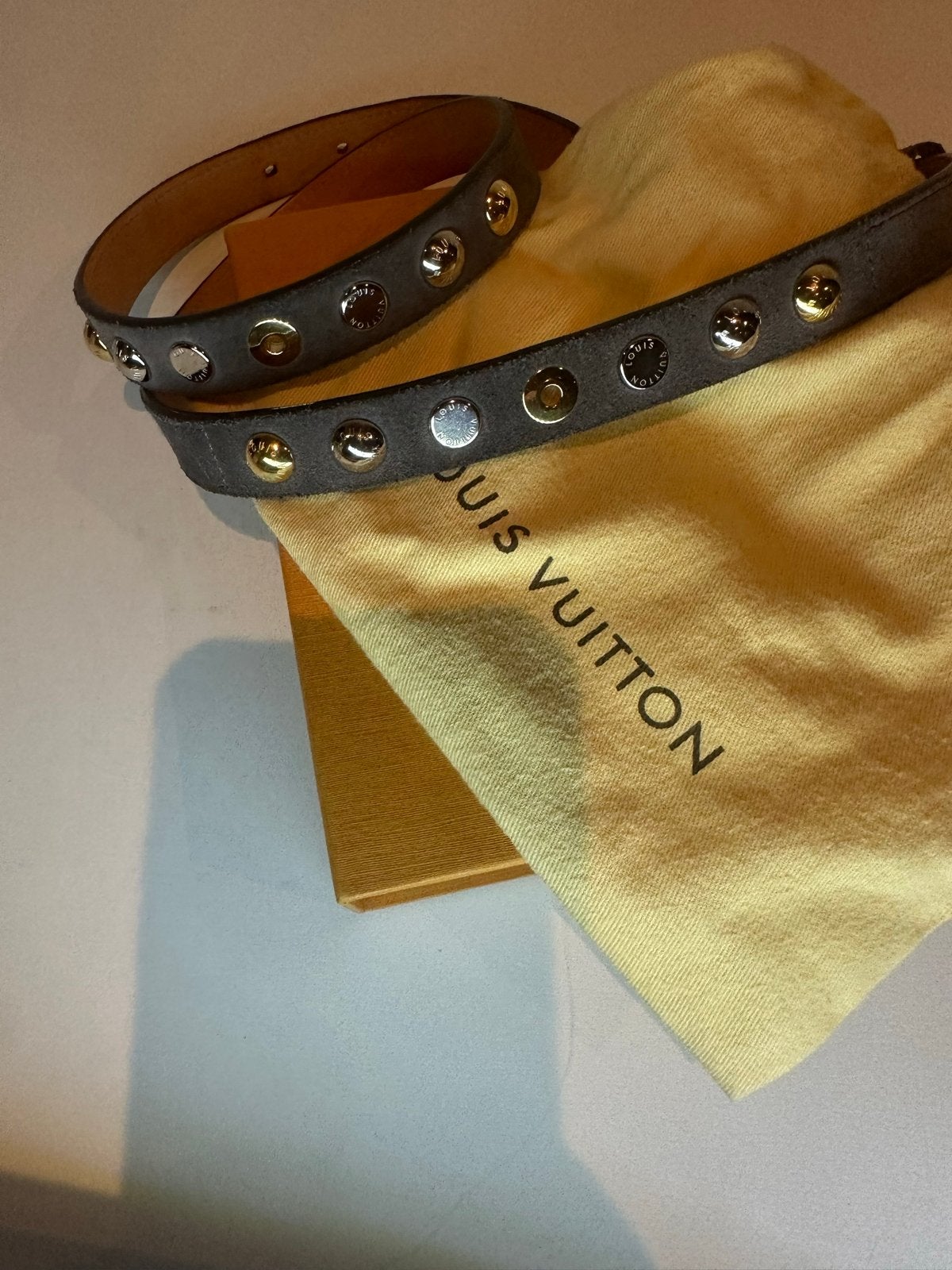 Louis Vuitton riem met studs - Grijs suède, Kleding | Dames, Riemen en Ceinturen, Zo goed als nieuw, Tailleriem, 80 tot 90 cm