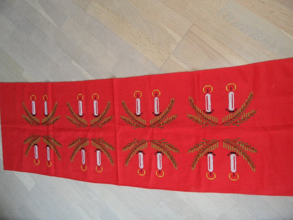 Hand geborduurde kerst loper in kruissteek zie foto, Ophalen of Verzenden, Zo goed als nieuw, Handborduren, Overige typen