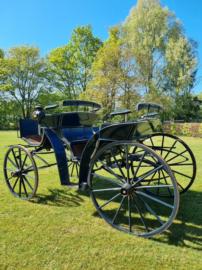 Antiek open rijtuig uit 1891, Ophalen, Zo goed als nieuw