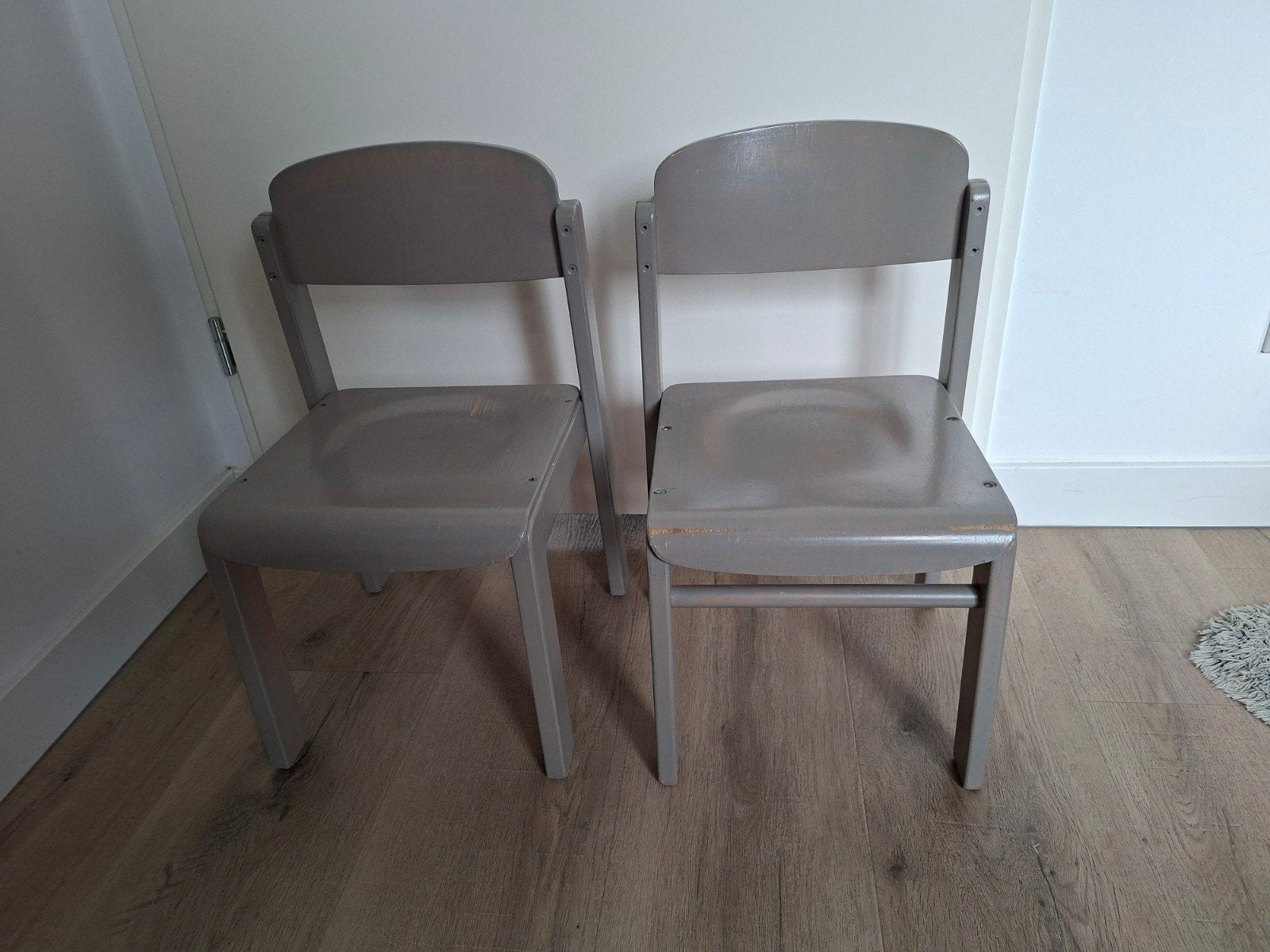 Twee grijze kinderstoeltjes, Kinderen en Baby's, Kinderstoelen, Ophalen of Verzenden, Gebruikt, Overige typen