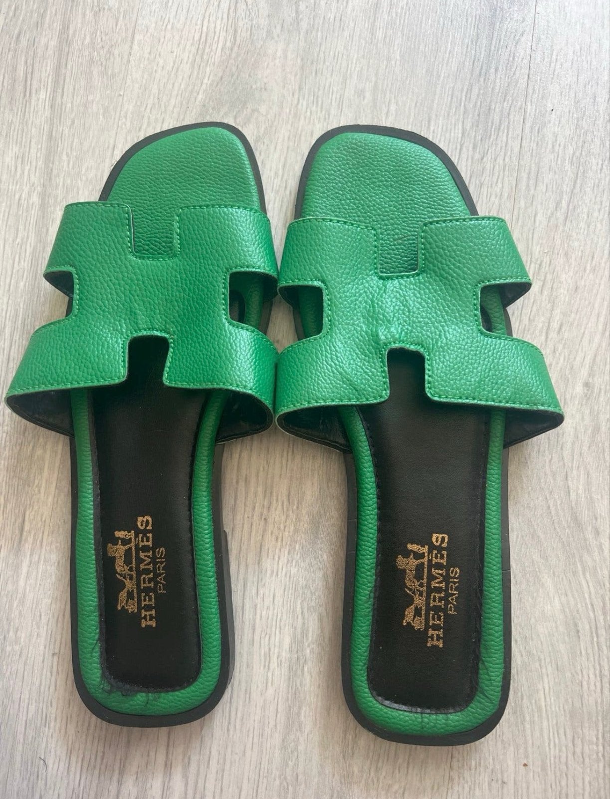 Hermes Paris Slippers Maat 40 Groen, Ophalen of Verzenden, Zo goed als nieuw, Groen, Slippers