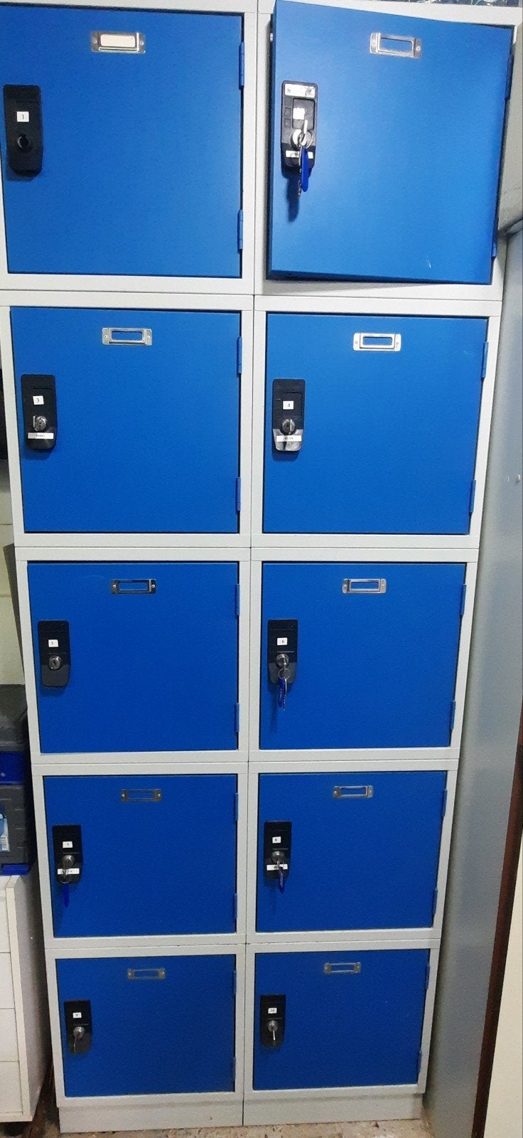 Blauwe kluisjes met sleutels en cijfersloten, Ophalen, Gebruikt, Modern, functioneel, industrieel