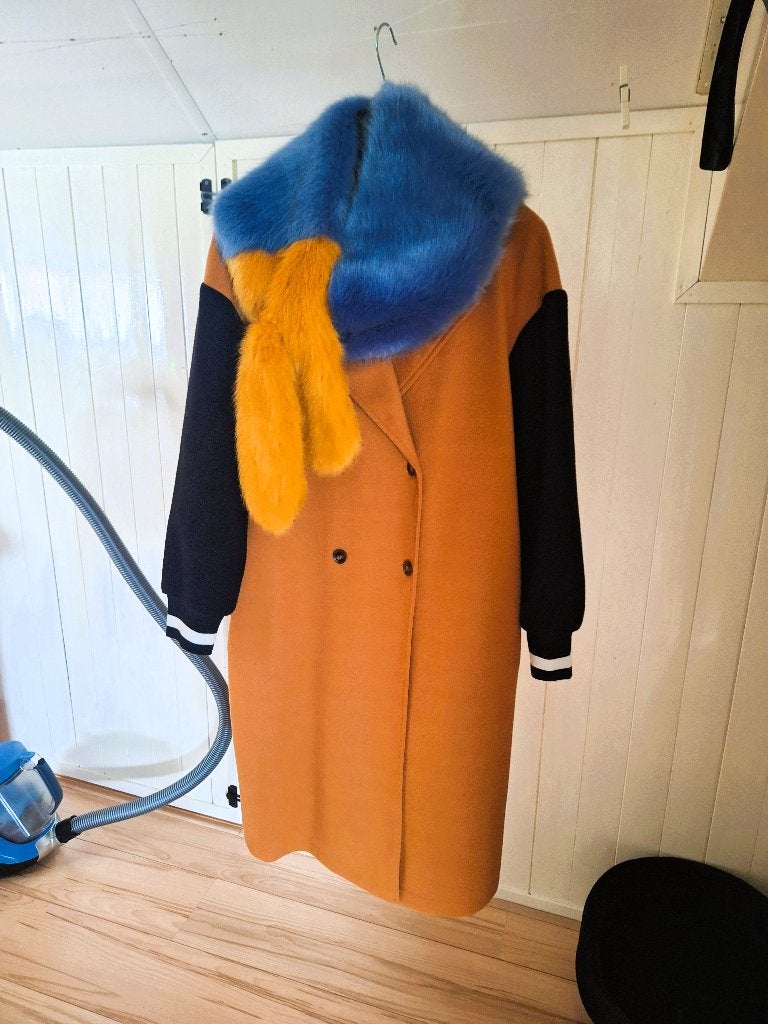 Stijlvolle lange jas met bontkraag - Maat L, Kleding | Dames, Jassen | Winter, Meerkleurig, Maat 42/44 (L), Ophalen of Verzenden