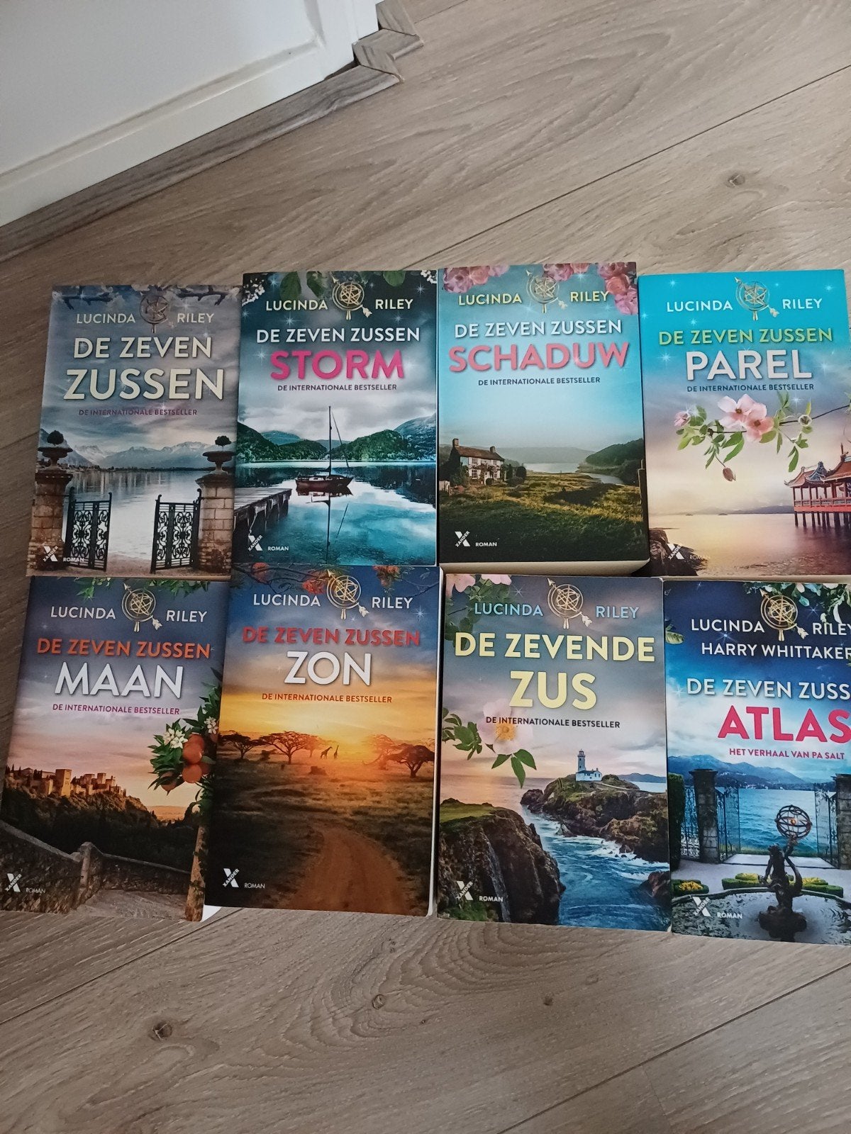 De Zeven Zussen serie - Lucinda Riley (8 boeken), Boeken, Romans, Ophalen, Zo goed als nieuw, Lucinda Riley