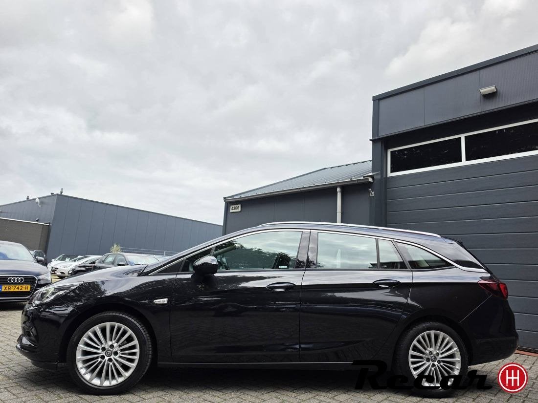 Opel Astra Sports Tourer - 1.0 Innovation/113Nap/DealerOh/Ke, Auto's, Opel, Gebruikt, 1178 kg, Zwart, Leder