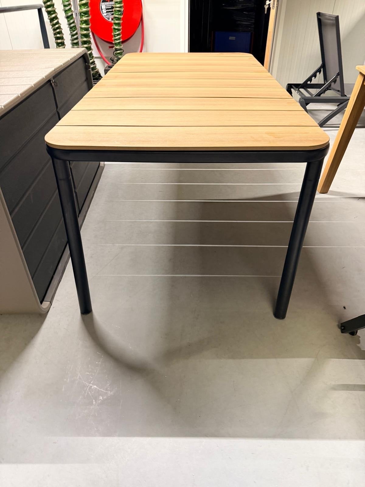 Moderne Tuintafel met Stalen Poten en Kunststof Blad, Kunststof, Nieuw, Ophalen of Verzenden, Nvt