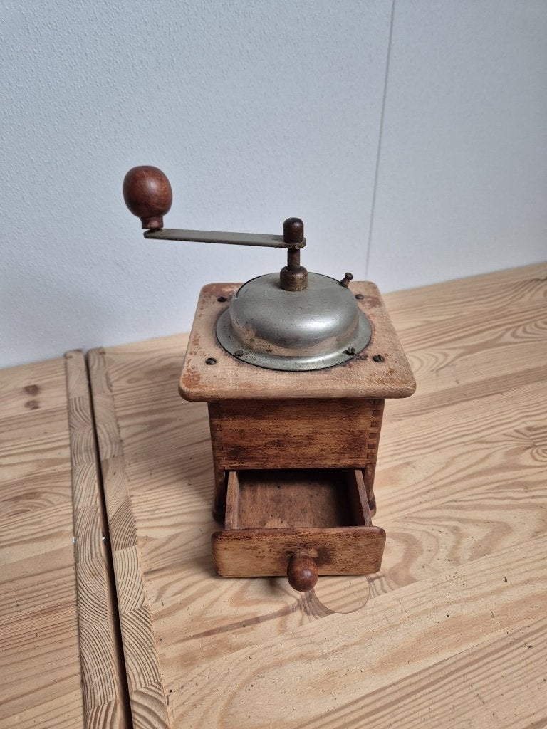 Antieke handmatige koffiemolen, Ophalen