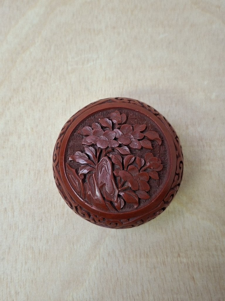Rood Chinees inktbakje met handgesneden bloemen – ca. 1940, Ophalen of Verzenden, Zo goed als nieuw, Overige typen