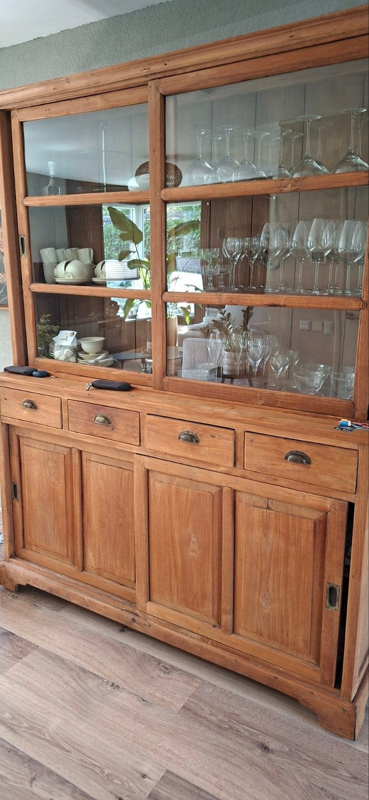 Massief houten vitrinekast met schuifdeuren, Antiek en Kunst, Antiek | Meubels | Kasten, Ophalen